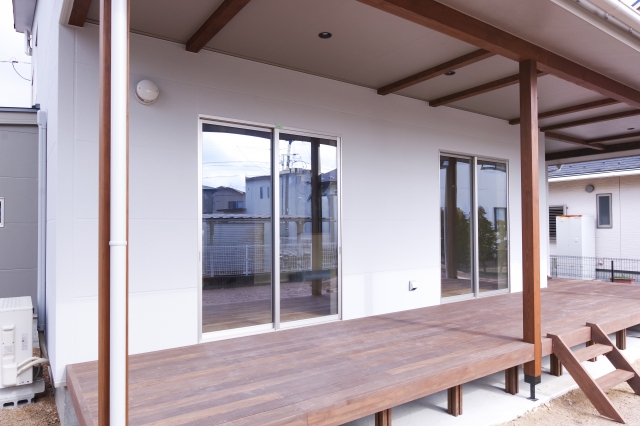 L字ウッドデッキで創る！理想の屋外リビングの世界をご紹介 | お知らせ